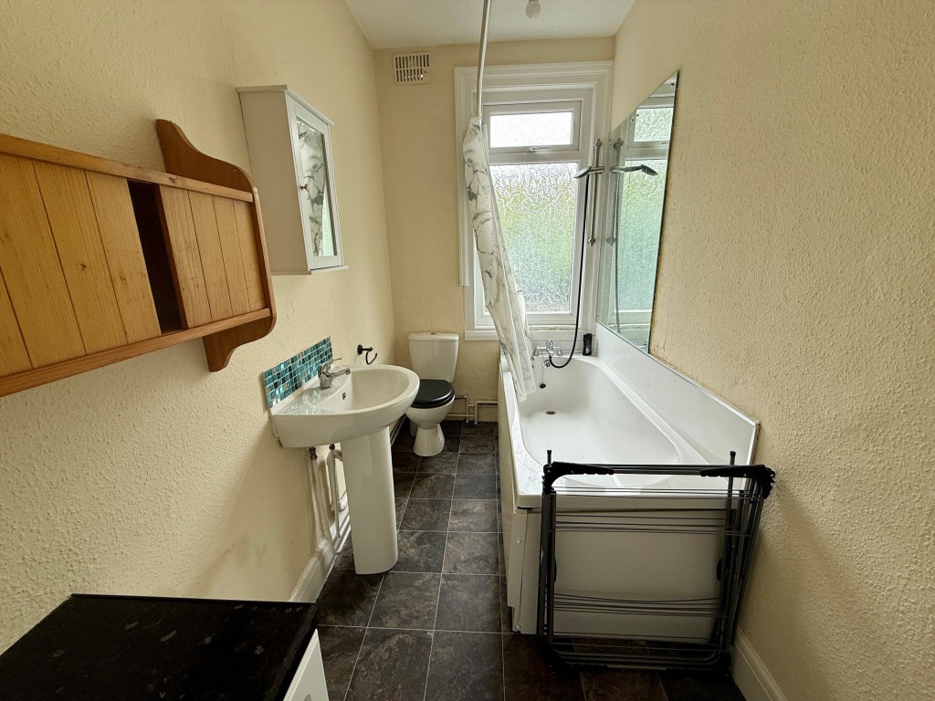 Lot: 146 - FREEHOLD PROPERTY ARRANGED AS TWO FLATS - Flat two bathroom with W.C.